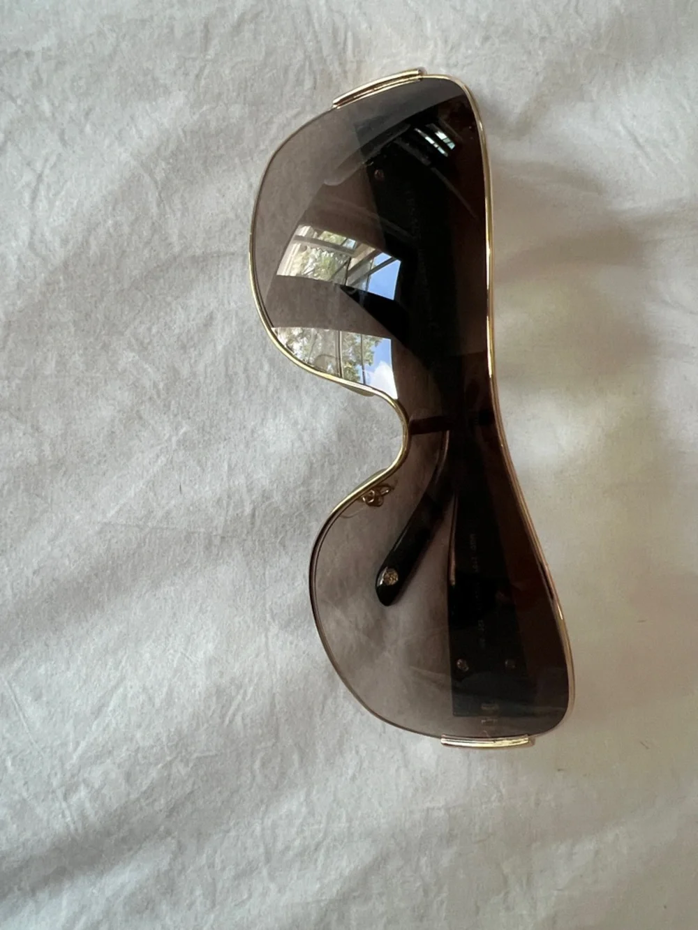 Black and gold - Versace Sunglasses with Case - Picture 8 of 9
